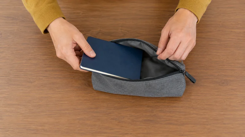 Keep an employee notebook with its own destination Employee groups a personal notebook before closing its pouch