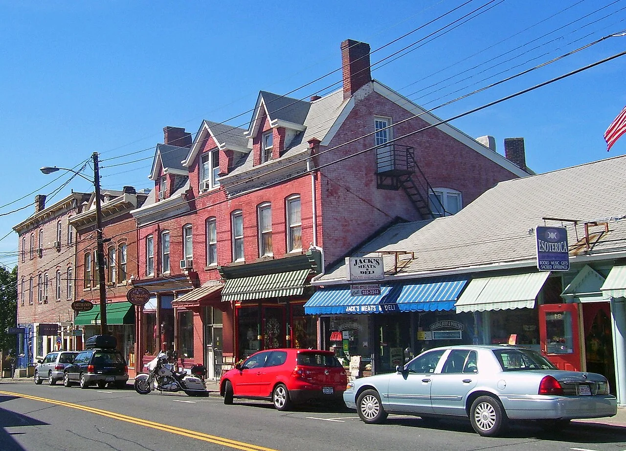 New Paltz Downtown New Paltz , looking westward along Main Street (NY 32 / 299 ) in Downtown New Paltz Historic District